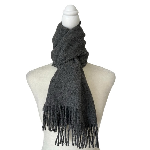 Fringed Peruvian Baby Alpaca Men's Winter Neck Scarf in Charcoal Gray One Size - Picture 1 of 5